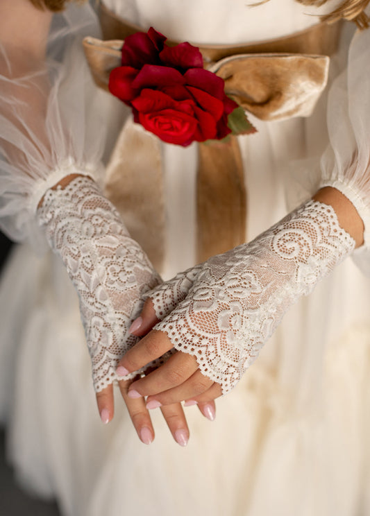 Lacy Gloves in Cream